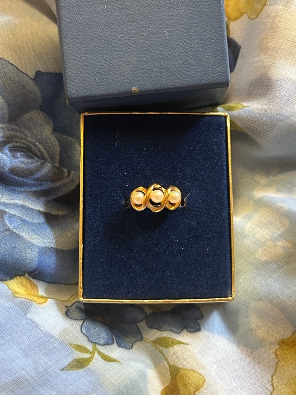1973 Avon Vintage Gold Pearl Trio Victorian Triple Twist Ring Signed - Picture 4 of 7